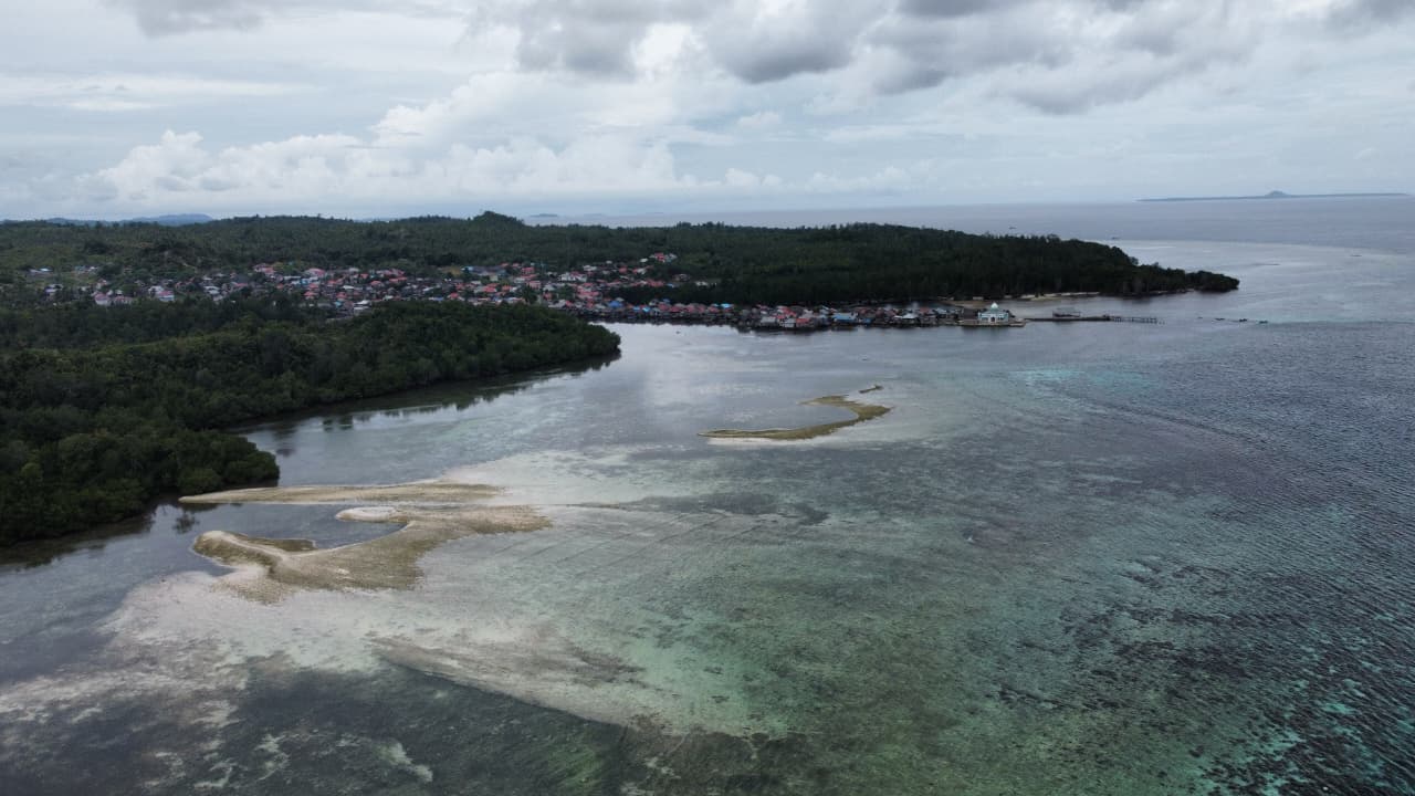 Gugusan pasir timbul dan terumbu karang