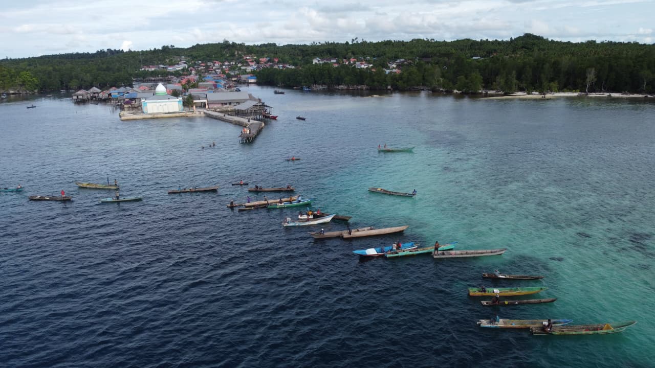 Perahu nelayan di perairan jernih