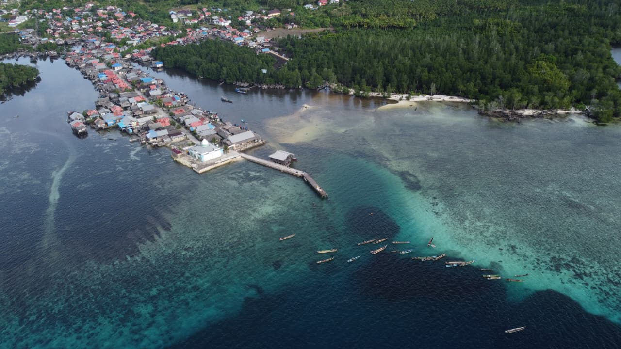 Masjid di ujung dermaga kampung