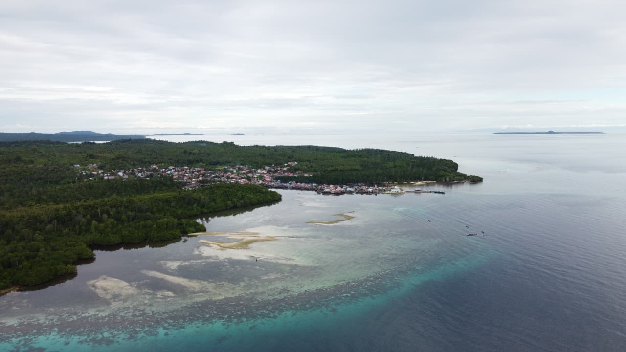 Teluk dan kampung nelayan